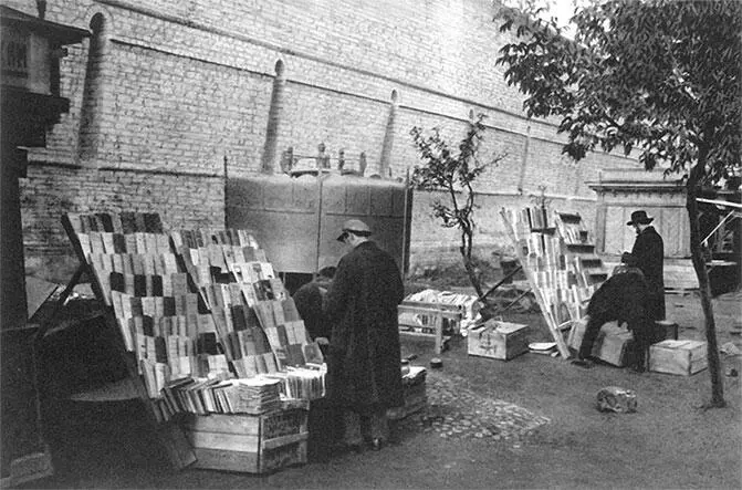 Холодные букинисты в Ильинском сквере Фото 19281932 годов из собрания Е Н - фото 253