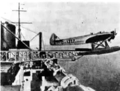 В 1929 г на борту немецкого парохода Бремен была установлена катапульта - фото 93