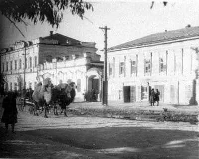 Центр села Капустин Яр улица Ленина Фото 1952 года Однажды офицеры - фото 18