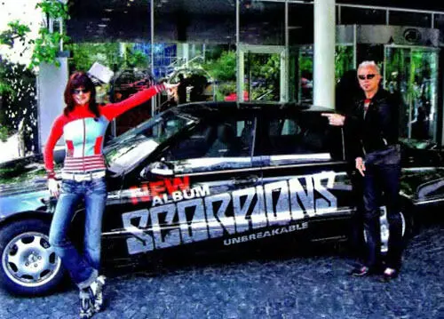 Перед концертом в Мюнхене на фоне Scorpions unbreakable 2004 г Мы с - фото 60
