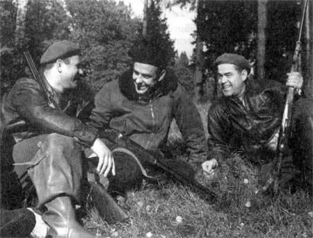 Ю Гагарин В Комаров А Николаев на привале Зашли в охотничий домик Главный - фото 14