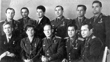 Герои первых стартов Cтоят Ю Гагарин В Быковский Б Егоров П Беляев П - фото 15