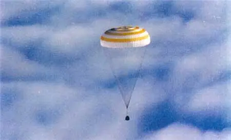 До земли осталось 10 километров Финиширует экипаж Алексея Губарева и Георгия - фото 80
