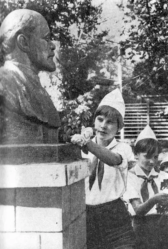 С Лениным в сердце мы живем и трудимся с ним всегда советуемся по нему - фото 30