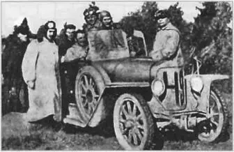 Рабочий момент подготовки к Первому Всероссийскому пробегу 1923 г второй - фото 799