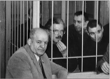 Виктор Черепков на судебном процессе Э Лимонова Саратов 2000 г Эдуард - фото 5