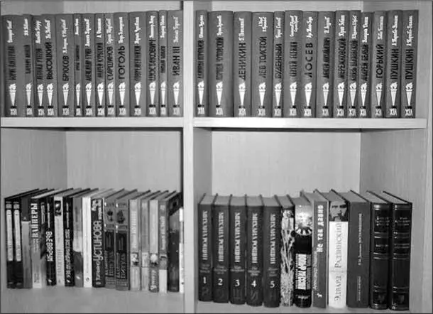 Книги на русском в Центре изучения русского языка в том числе и из серии ЖЗЛ - фото 45