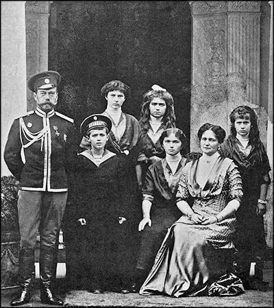 Семья императора Николая II Слева направо император Николай Александрович - фото 12