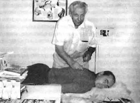 И П Неумывакинвыполняет пациенту ударноволновой массаж позвоночника Это - фото 32