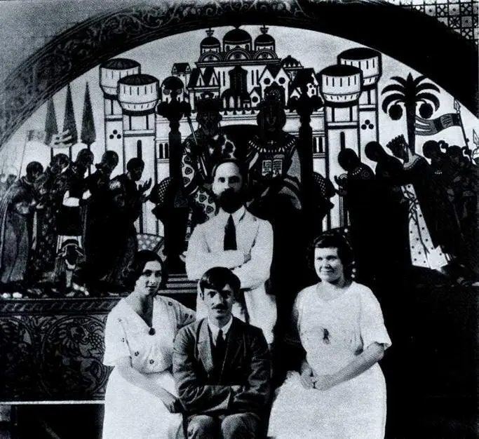 И Я Билибин и его помощники на фоне декоративного панно Каир 1921 А В - фото 11