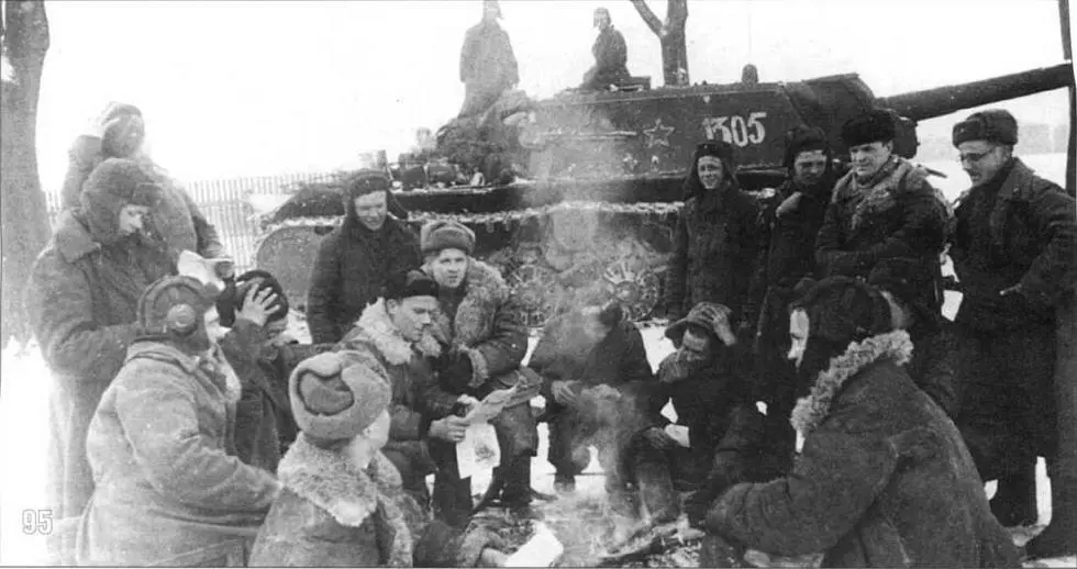 СУ152 в районе Познани Польша 1945 г Танкисты читают газету Красная - фото 117