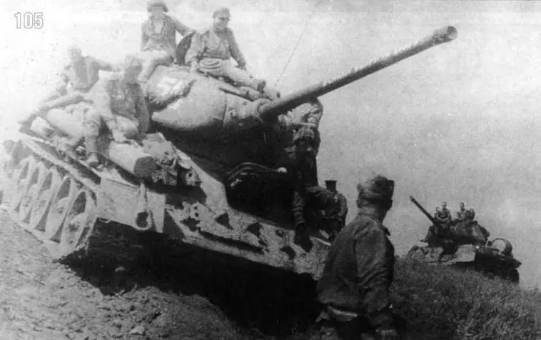 Танки Т3485 6й гвардейской танковой армии преодолевают Большой Хинган На - фото 127