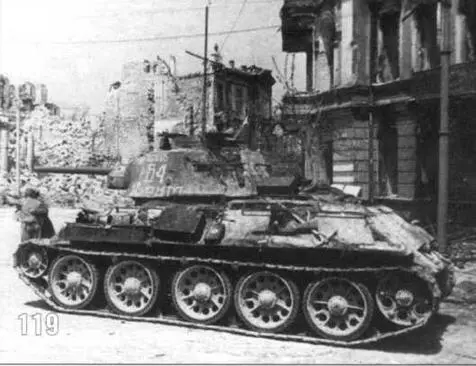 Т3476 с надписью на башне Даешь Крым в освобожденном Севастополе Май 1944 - фото 142