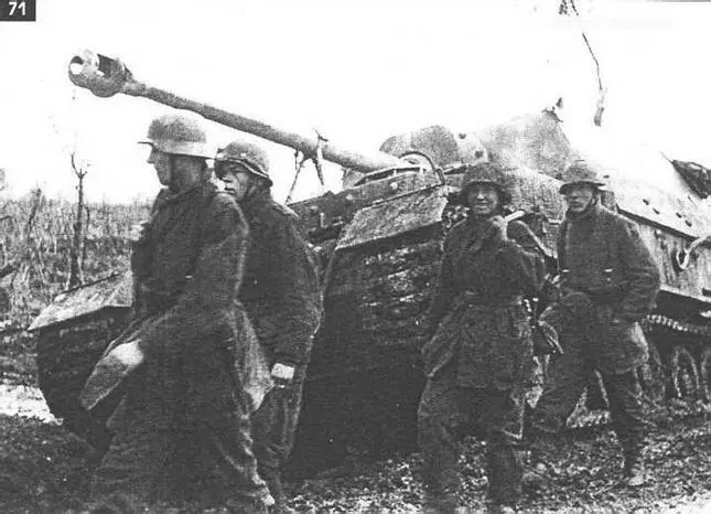 7172 Бойцы дивизии Терман Геринг следуют мимо застрявшего в грязи - фото 82