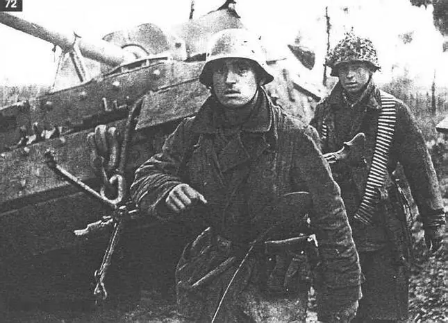 7172 Бойцы дивизии Терман Геринг следуют мимо застрявшего в грязи - фото 83