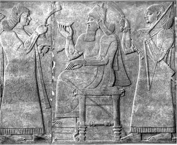 Ашшурнасирпал II изображен на троне с небольшой винной чашей в руке Слуги - фото 8