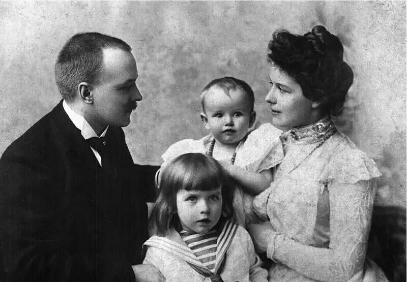 Александр Сабуров с женой Анной и детьми Борисом и Ксенией около 1900 года - фото 13