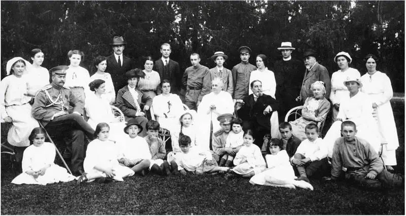 Шереметевы в Михайловском 7 июня 1915 года Сидят на траве слева направо - фото 14