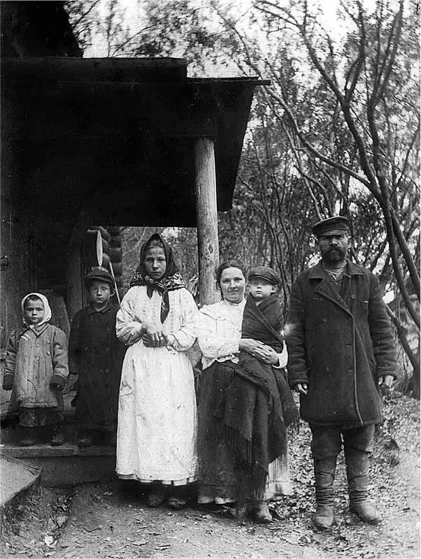 Управляющий имением Шутов с семьей Меньшово сентябрь 1908 Архив семьи - фото 25