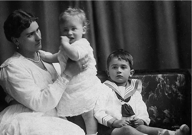 Княгиня Катя Голицына с сыновьями Георгием слева и Николаем во время - фото 27
