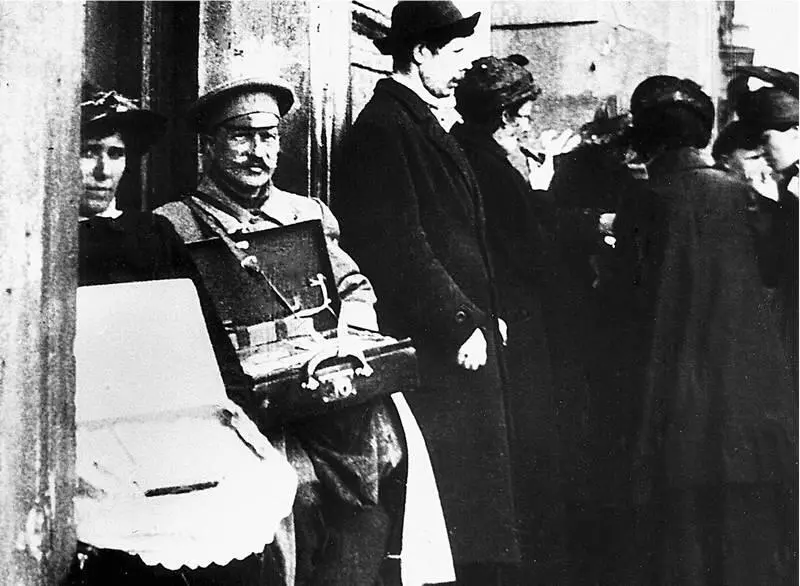 Бывший офицер царской армии продает спички на улицах Петрограда 1918 РГАКФД - фото 30