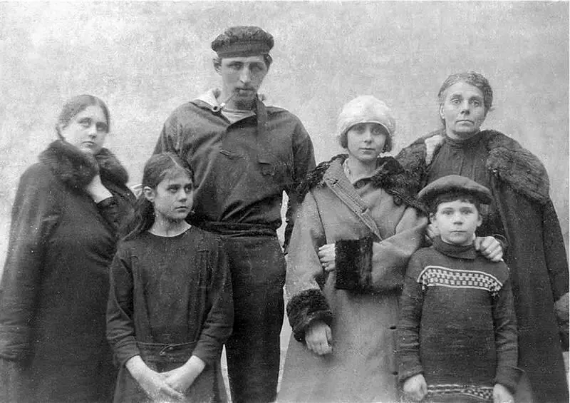 Владимир и Елена Голицыны с матерью Елены Лилей и братом и сестрами Елены - фото 37
