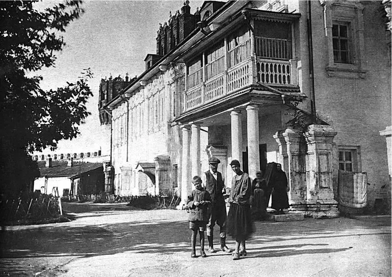 Василий Павел и Прасковья Шереметевы в Новодевичьем монастыре около 1930 - фото 38