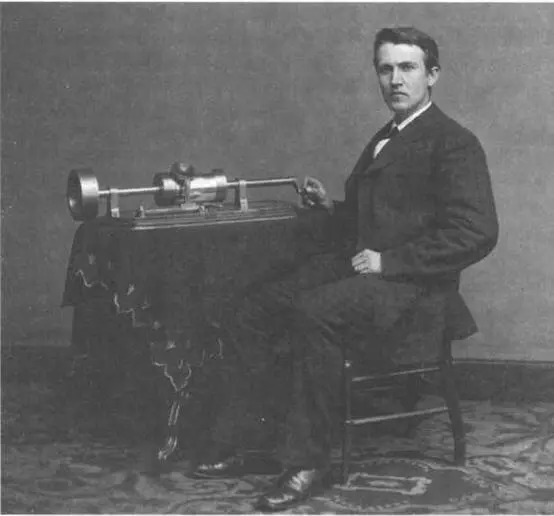 Эдисон позирует рядом с одной из первых моделей фонографа относящейся к 1878 - фото 53