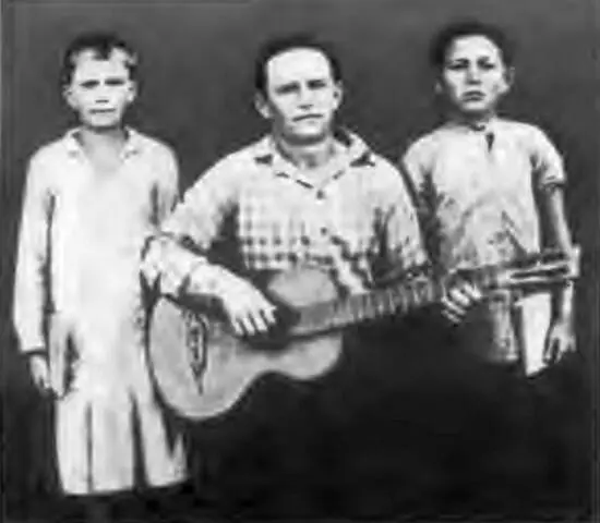 Федя с гитарой Верочка и СашаМизинчик Ольга Колот слева с сестрой Ваня - фото 25