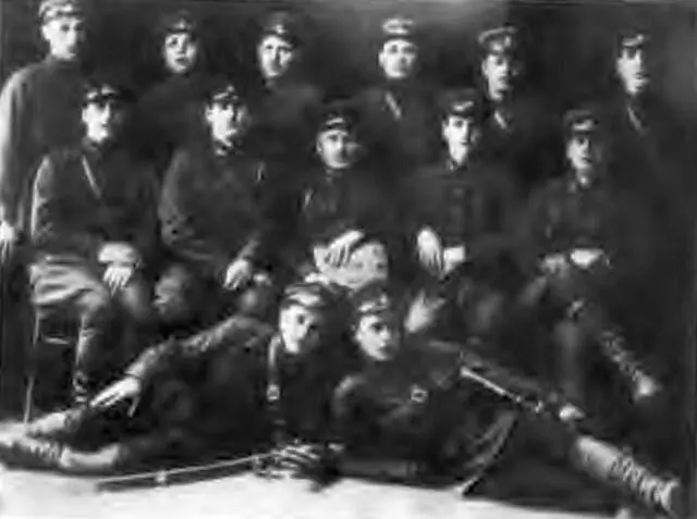 Вася на военных сборах лежит слева Павлуша курсант Второго Киевского - фото 36