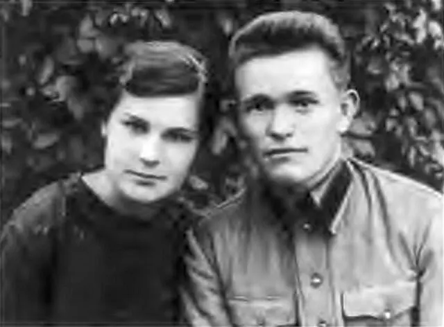 Илюша с Таней Сентябрь 1941 года Прасковья Деева с дочкой Мария Норейко с - фото 38