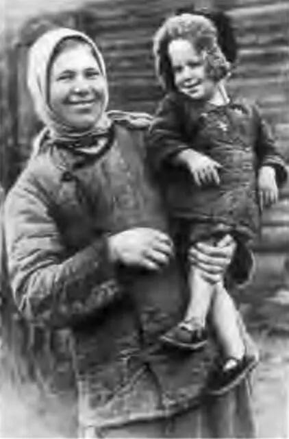 Прасковья Деева с дочкой Мария Норейко с внучкой Светой Кладбище - фото 39