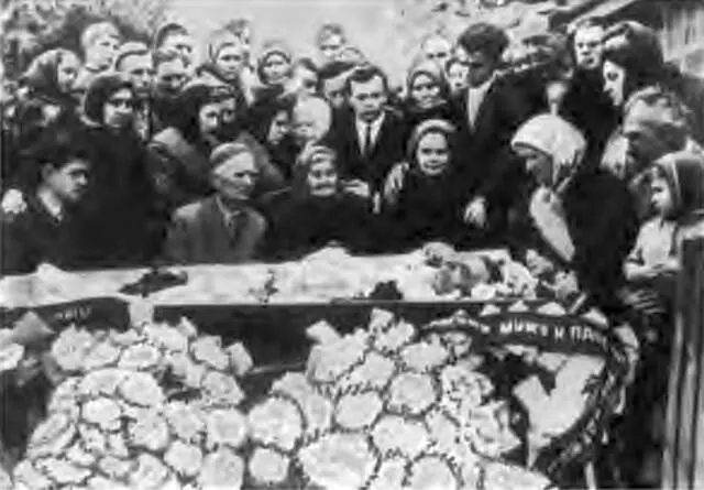 Ушел от Епистиньи последний сын Коля Слева от нее Фадей С детьми в - фото 49
