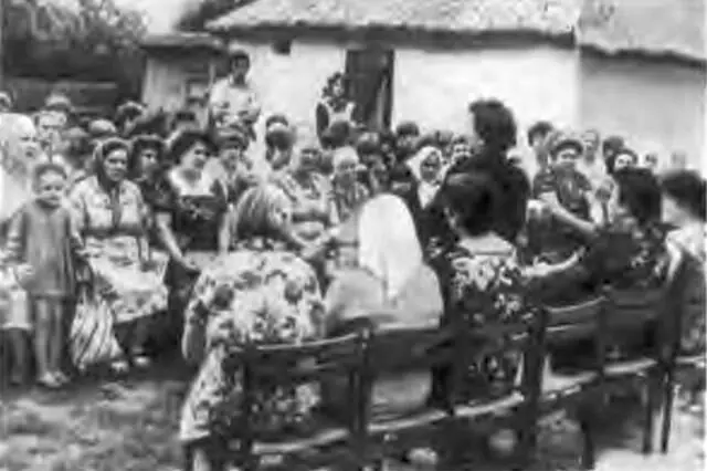 Пришли в хатумузей хуторяне Слева направо Татьяна Сердюк Никита Матвейчук - фото 55