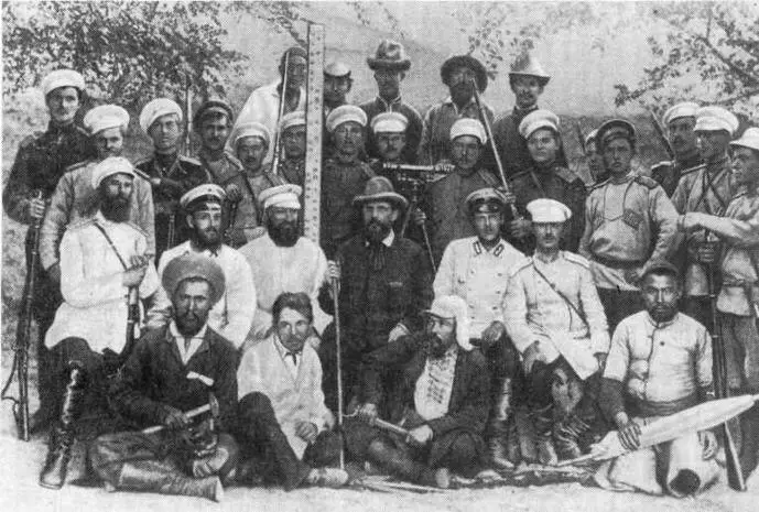И В Мушкетов в 1887 г среди участников экспедиции по изучению Верненского - фото 8