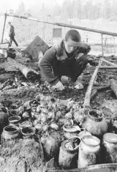 Васіль Парфянкоў на пажарышчы валанцёрскага намёту Ірына Вяткіна і Васіль - фото 15