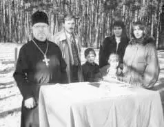 Айцец Леанід Акаловіч зь вернікамі ў Курапатах 21 красавіка 2002 У КУРАПАТАХ - фото 17