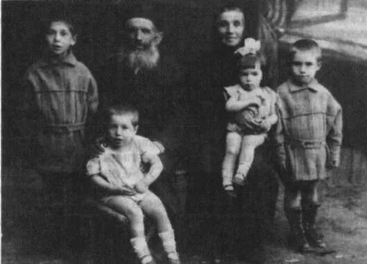 Дедушка Лейба и бабушка Миня с четырьмя из двадцати двух внуков и внучек - фото 41