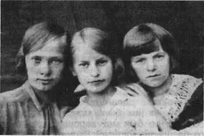 Три подруги сестры в центре Симкина Фаина Борисовна 1925 г р справа - фото 47