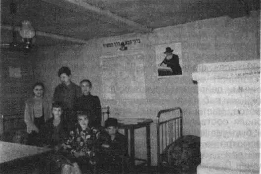 Любавичи Школьники местной школы на экскурсии в Хасидском доме Май 1996 г - фото 59