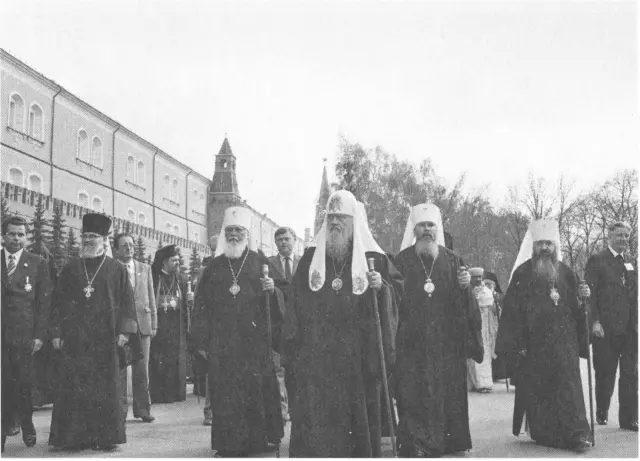 Возложение венков Св Патриархом Пименом и гостями к Могиле Неизвестного - фото 8