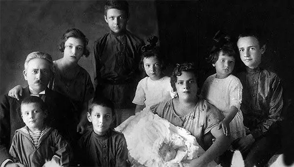 Семья Кобозевых 1920е гг У них было восемь детей его дети от первого - фото 15