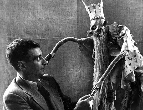 Павел Мелиссарато с куклой Кащея Бессмертного 1950е гг Он служил в Театре - фото 24