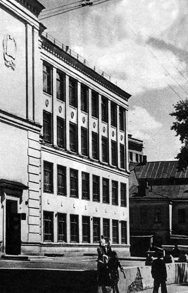 Школа 135 в Большом Гнездниковском переулке на пересечении с Леонтьевским - фото 29