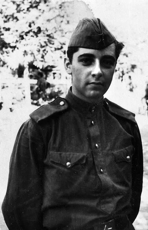 На летних военных сборах в Кантемировской дивизии 1953 г Был июль пляж - фото 36
