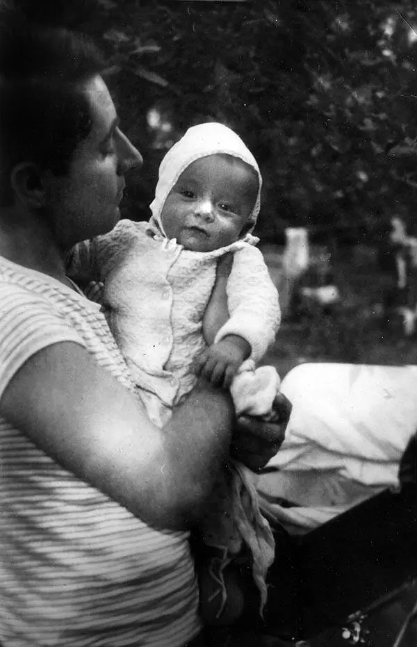 С будущим кинорежиссером на руках 1970 г Аэродрома здесь не было и самолет - фото 45