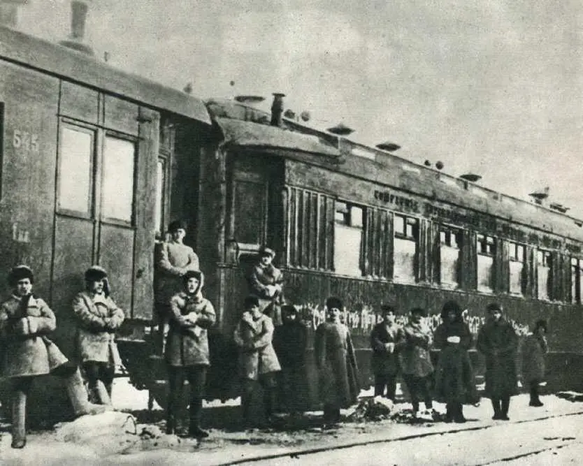 Фронтовой театр на привале Сибирь длинный в сапогах это я 1920 1921 - фото 43