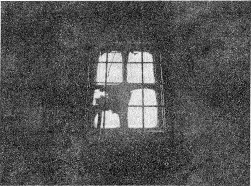 Причудливое освещение в комнате можно создать рисунками на окнах Один из моих - фото 26