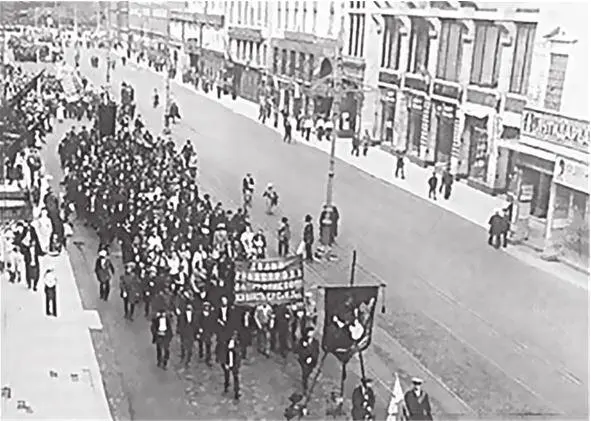 Июльская демонстрация в Петрограде 1917 г Оставалась только одна страна - фото 9