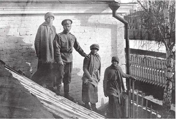Николай II с детьми в ссылке в Тобольске Цесаревич Алексей находясь в - фото 13